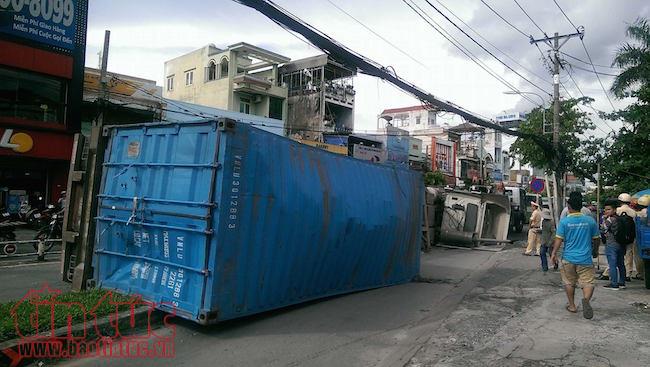 Ôm cua đâm vào dải phân cách, xe container lật ngang ảnh 2