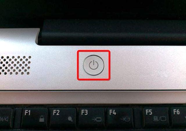 Lỡ đổ nước vào laptop: Cấp cứu nhanh bằng máy sấy tóc ảnh 1