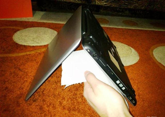 Lỡ đổ nước vào laptop: Cấp cứu nhanh bằng máy sấy tóc ảnh 2