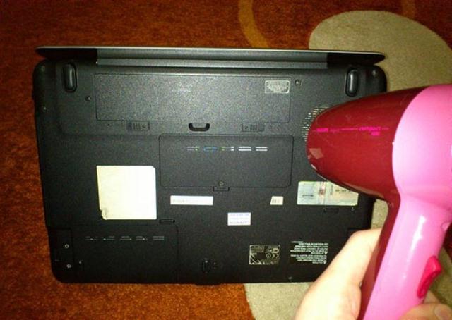 Lỡ đổ nước vào laptop: Cấp cứu nhanh bằng máy sấy tóc ảnh 4