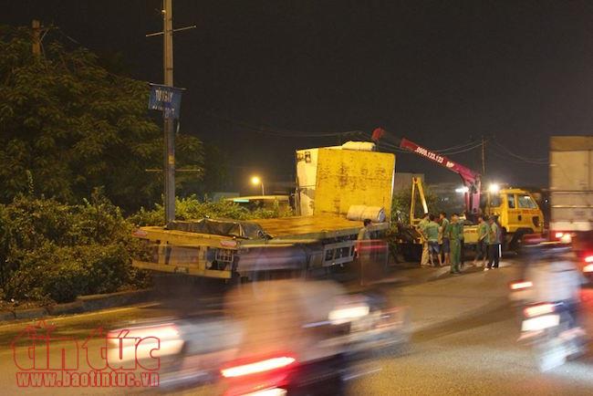 Xe đầu kéo đâm nát dải phân cách do tài xế ngủ gật ảnh 3