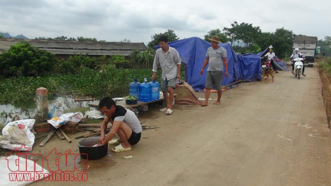 Người dân Chương Mỹ vẫn vật lộn trong ngập lụt và ô nhiễm ảnh 16