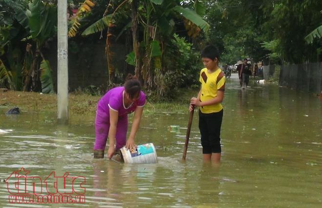 Người dân Chương Mỹ vẫn vật lộn trong ngập lụt và ô nhiễm ảnh 24