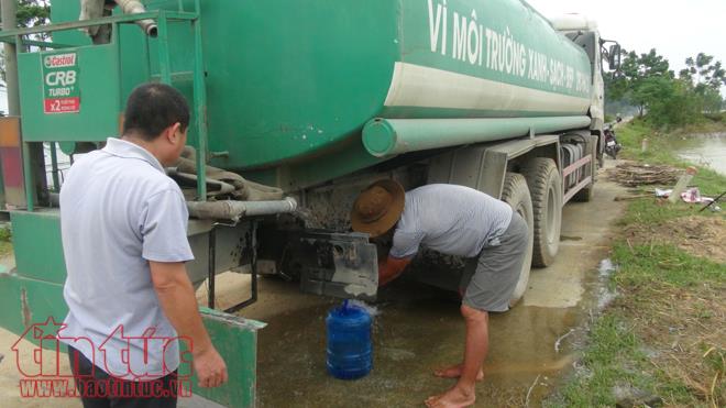 Người dân Chương Mỹ vẫn vật lộn trong ngập lụt và ô nhiễm ảnh 25