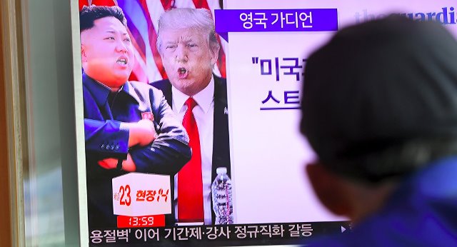 Tàu sân bay lớn nhất Mỹ cập cảng Hàn Quốc, Tổng thống Trump cảnh báo 'mọi việc đã sẵn sàng' ảnh 1
