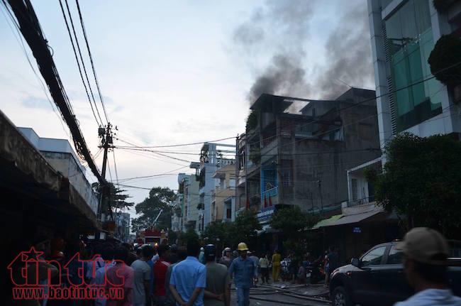 Cháy cửa hàng phụ tùng xe máy, cả khu dân cư náo loạn ảnh 1