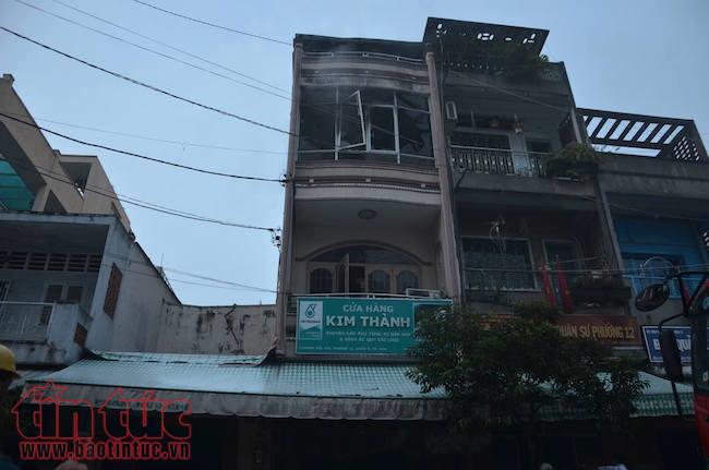 Cháy cửa hàng phụ tùng xe máy, cả khu dân cư náo loạn ảnh 2