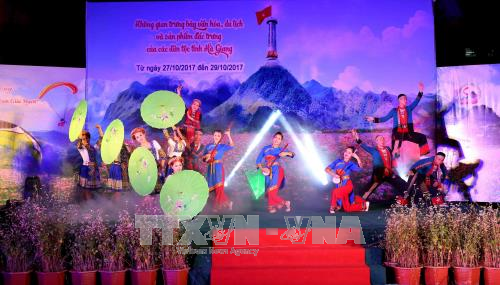 Tưng bừng không gian văn hóa, du lịch Hà Giang tại phố bộ hồ Hoàn Kiếm ảnh 1