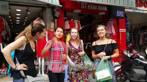 Trải nghiệm tour du lịch đi bộ miễn phí tham quan Hà Nội ảnh 1