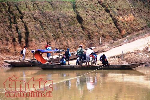 Thót tim níu dây, chèo thuyền đưa học sinh qua sông ảnh 1