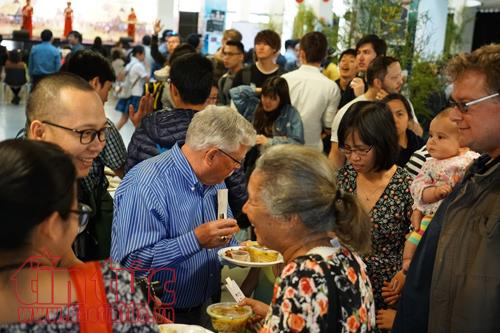 Chợ quê Việt sôi động giữa lòng thủ đô Australia ảnh 1