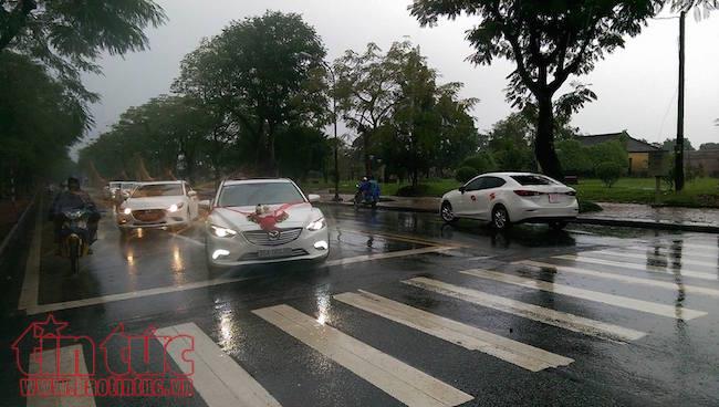 Thành phố Huế ngập chìm trong biển nước do mưa kết hợp xả lũ ảnh 4