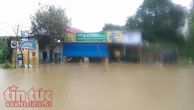 Thành phố Huế ngập chìm trong biển nước do mưa kết hợp xả lũ ảnh 7