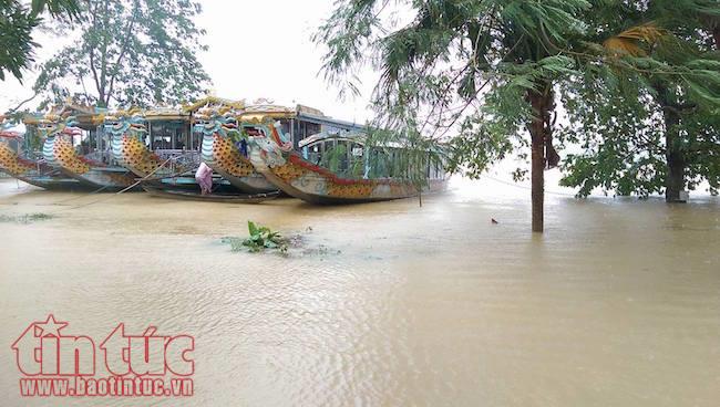 Thành phố Huế ngập chìm trong biển nước do mưa kết hợp xả lũ ảnh 9