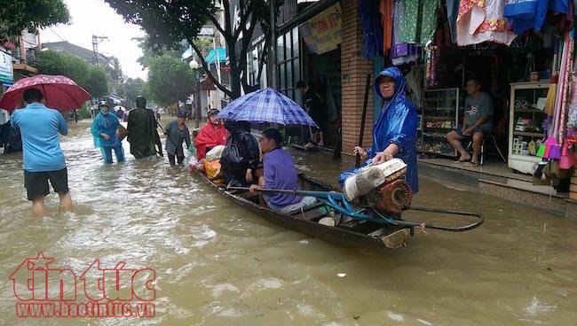Thành phố Huế ngập chìm trong biển nước do mưa kết hợp xả lũ ảnh 10