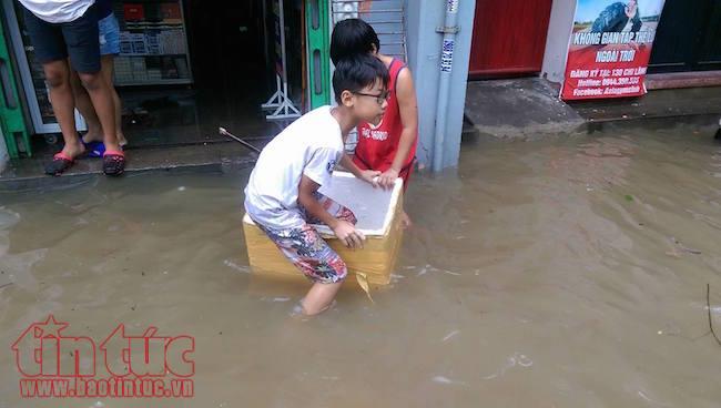 Thành phố Huế ngập chìm trong biển nước do mưa kết hợp xả lũ ảnh 12