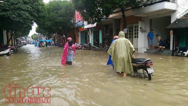 Thành phố Huế ngập chìm trong biển nước do mưa kết hợp xả lũ ảnh 11