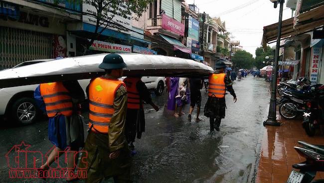 Thành phố Huế ngập chìm trong biển nước do mưa kết hợp xả lũ ảnh 13