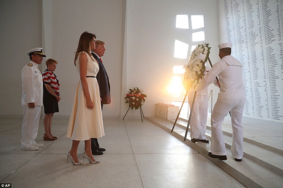 Nghệ thuật 'ngoại giao thời trang' riêng biệt của Đệ nhất Phu nhân Melania Trump ảnh 2