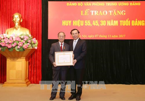 Trao Huy hiệu Đảng cho các đảng viên thuộc Đảng bộ Văn phòng Trung ương ảnh 1