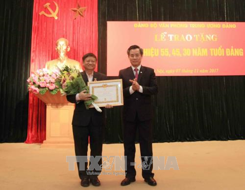 Trao Huy hiệu Đảng cho các đảng viên thuộc Đảng bộ Văn phòng Trung ương ảnh 2