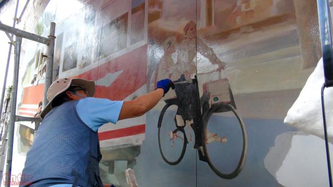 Phố Phùng Hưng khoác 'áo mới' với những tấm bích họa ảnh 1