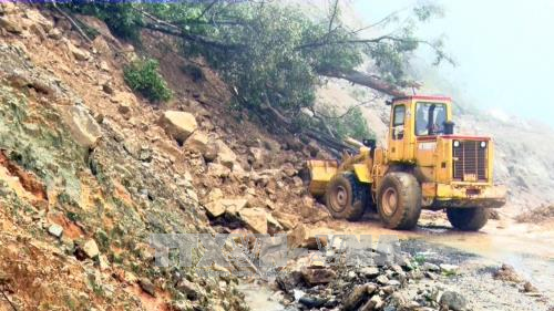 Kon Tum: Tập trung khôi phục các tuyến đường bị ngập lụt, sạt lở ảnh 1