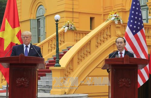 Chủ tịch nước Trần Đại Quang và Tổng thống Hoa Kỳ Donald Trump chủ trì họp báo ảnh 1