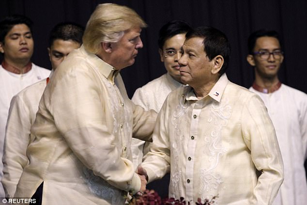 Tổng thống Philippines đón tiếp thân mật, hát cho Tổng thống Trump nghe ảnh 1