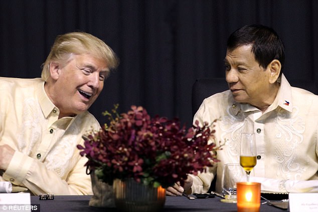 Tổng thống Philippines đón tiếp thân mật, hát cho Tổng thống Trump nghe ảnh 2