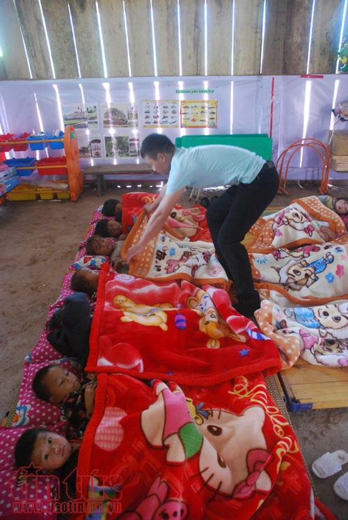 Chuyện về những thầy giáo mầm non cắm bản ảnh 2