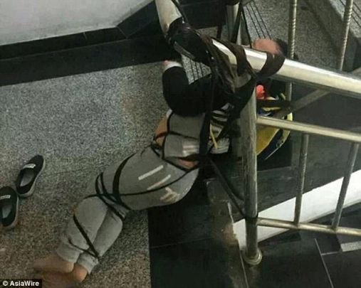 Mẹ trói con, gửi ảnh đe dọa chồng cũ vì đưa thiếu tiền nuôi con ảnh 1