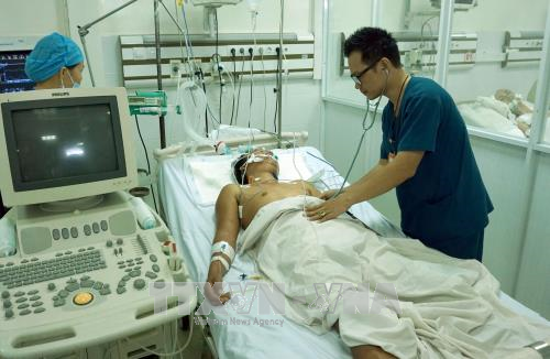Đưa ngư dân bị đột quỵ não khi đang đánh cá trên biển về đất liền an toàn ảnh 1