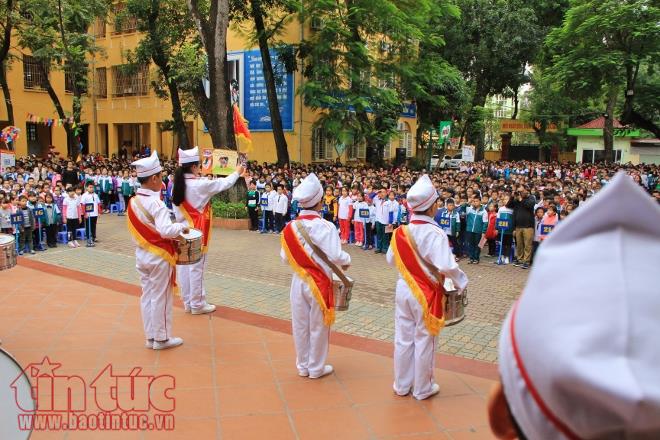 Xúc động buổi chào cờ sáng ngày 20/11 tại Trường Tiểu học Kim Liên ảnh 2