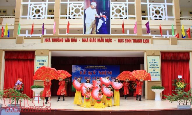 Những hình ảnh ấn tượng về lễ kỷ niệm ngày Nhà giáo Việt Nam 20/11 ảnh 9