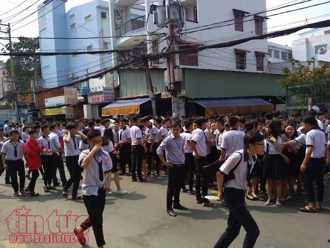 Trường bất ngờ bốc cháy, hàng trăm học sinh sơ tán khẩn cấp ảnh 2