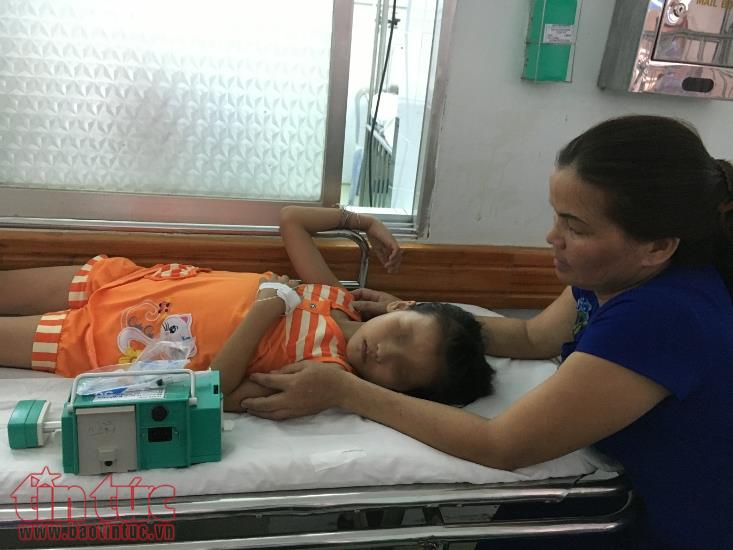 Hai bệnh nhi sốt rét bị nhầm sốt siêu vi ảnh 1