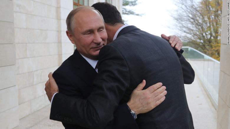 Thấy gì qua bức ảnh Tổng thống Putin ôm nhà lãnh đạo Syria al-Assad? ảnh 1