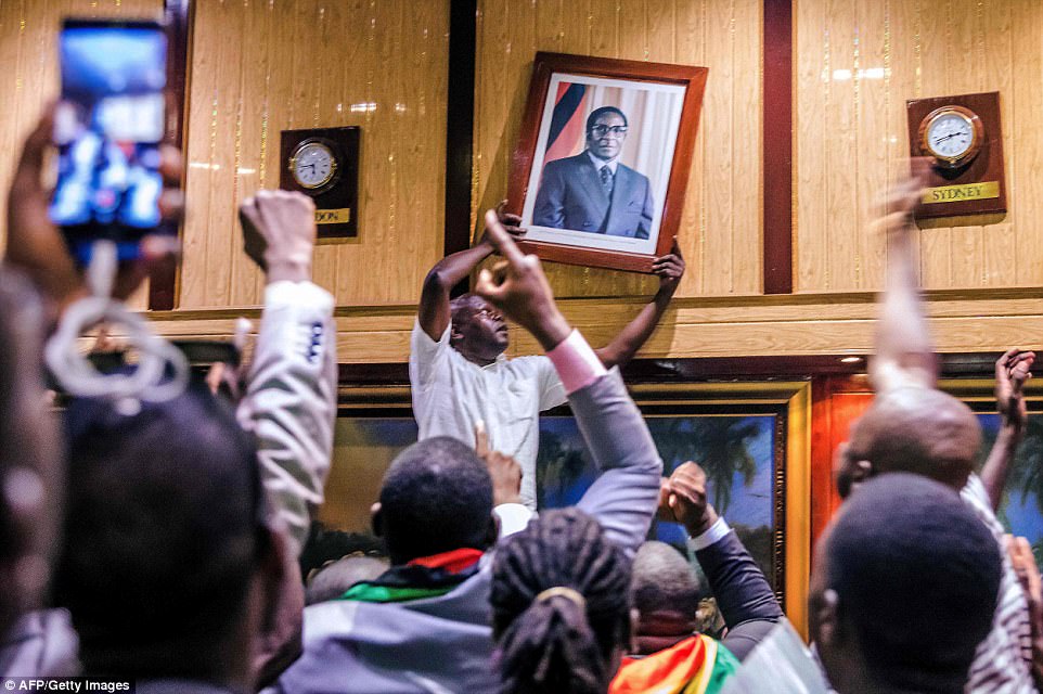 Người dân Zimbabwe hân hoan trước sự trở về của 'Cá sấu' Mnangagwa ảnh 5