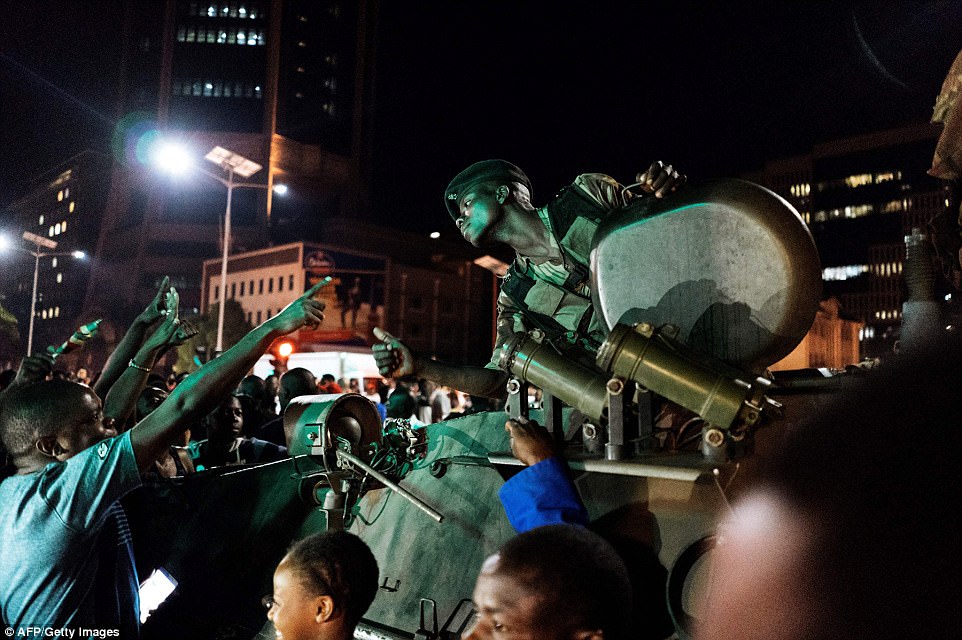 Người dân Zimbabwe hân hoan trước sự trở về của 'Cá sấu' Mnangagwa ảnh 8