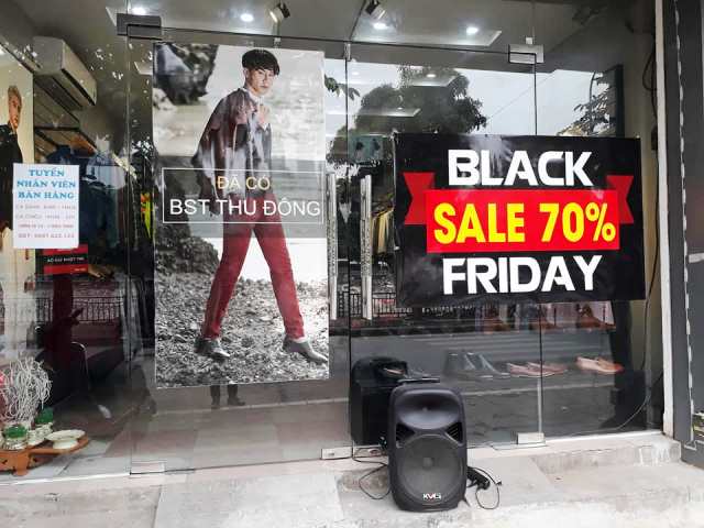 Chạy đua hút khách mua hàng, giảm giá khủng 50% ngày Black Friday ảnh 1