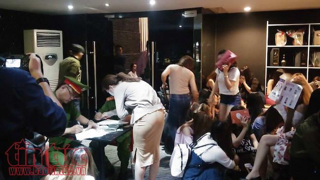 Đột kích nhà hàng - karaoke, phát hiện hàng trăm nhân viên nữ ‘ăn mặc khiêu gợi’ ảnh 2