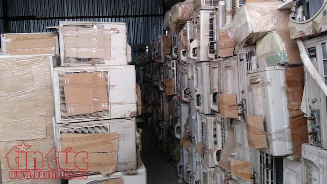 Phát hiện kho hàng lậu ‘núp bóng’ bãi xe ảnh 1