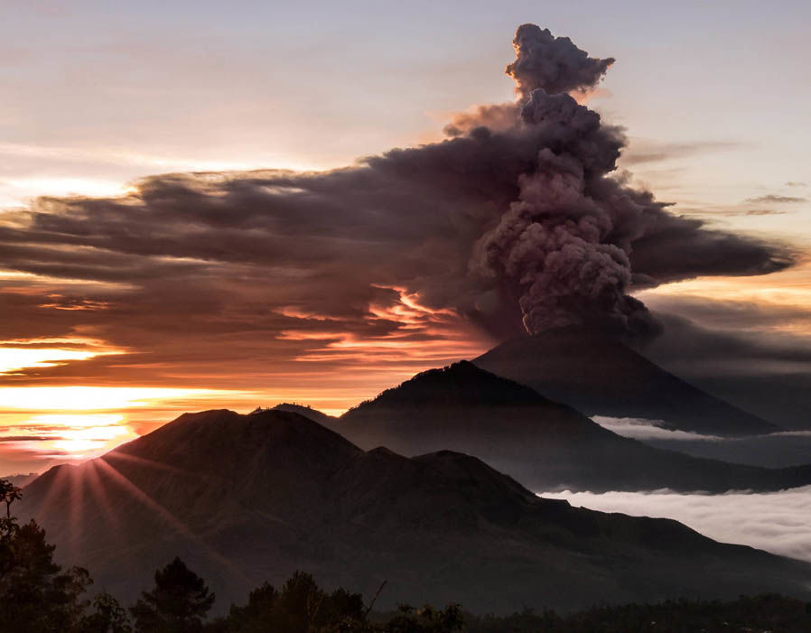 Nín thở xem núi lửa Indonesia phun trào, nhả khói độc cao 4 km ảnh 1