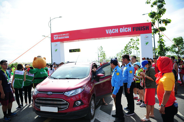 Uỷ ban ATGT Quốc gia đề nghị xử lý nghiêm tài xế điều khiển ô tô vào đường chạy marathon ảnh 1