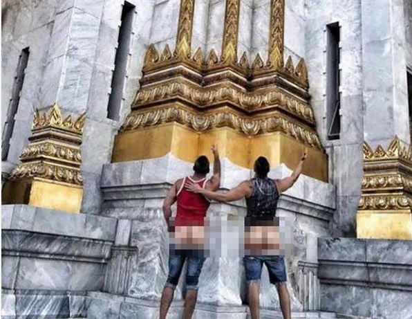 Du khách Mỹ bị bắt vì khoe mông phản cảm trước đền thiêng ảnh 1
