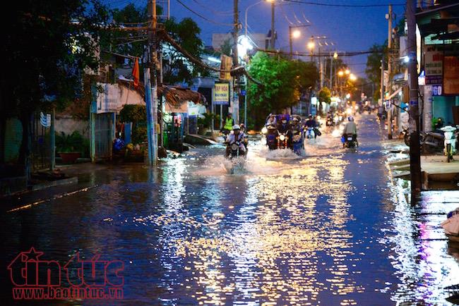 Người dân TP Hồ Chí Minh lại dầm mình trong nước triều cường ảnh 1