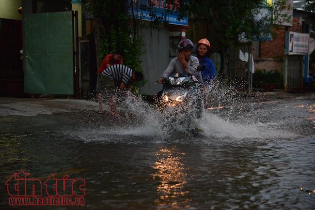 Người dân TP Hồ Chí Minh lại dầm mình trong nước triều cường ảnh 3