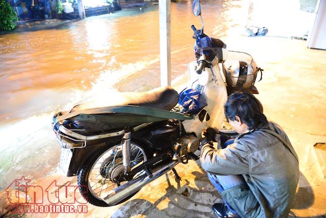 Người dân TP Hồ Chí Minh lại dầm mình trong nước triều cường ảnh 5