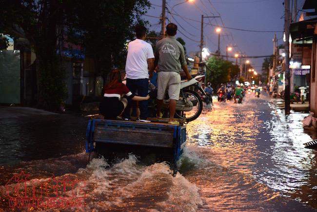 Người dân TP Hồ Chí Minh lại dầm mình trong nước triều cường ảnh 6